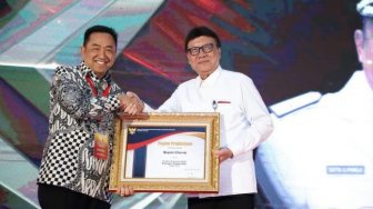 Bupati Cilacap Terima Penghargaan dari MenPANRB