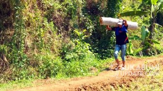 Longsor Isolir Sindangsari Sukabumi, Warga Terpaksa Meniti Pematang Sawah
