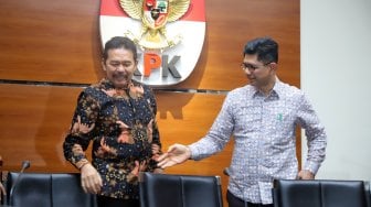 Jaksa Agung ST Burhanuddin dan Wakil Ketua KPK Laode M Syarif bersiap memberikan keterangan pers seusai melakukan pertemuan di Gedung KPK, Jakarta, Jumat (8/11). [Suara.com/Arya Manggala]