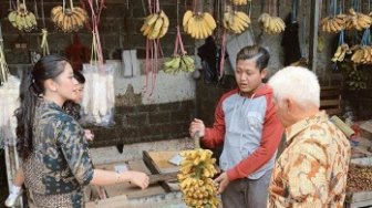 Sayang Cucu, Hatta Rajasa Borong Dagangan Penjual Pisang di Pinggir Jalan