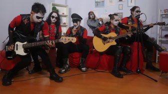 Grup musik Kuburan Band saat berada di Kantor Suara.com, Jakarta Selatan, Kamis (7/11). [Suara.com/Angga Budhiyanto]