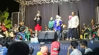 Keren! Kalah Dalam Pilkades, Calon Kades Gagal Ini Tetap Gelar Dangdutan