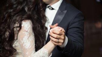 Kocak! Menikah dengan Sahabat, Pasangan Ini Malah Negosiasi saat Ciuman Pertama
