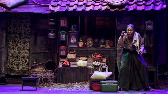 Pemain Teater Koma mementaskan lakon J.J Sampah-Sampah Kota di Graha Bhakti Budaya, Taman Ismail Marzuki, Jakarta, Kamis (7/11). [ANTARA FOTO/Hafidz Mubarak A]