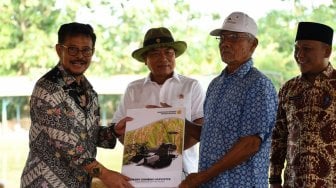 Menteri Pertanian Panen Padi  di Karawang Bersama Moeldoko