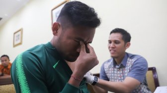 Pemain Timnas U-23 yang akan berlaga di Sea Games 2019 menjalani vaksinasi polio di Jakarta, Jumat (8/11). [Suara.com/Arya Manggala]