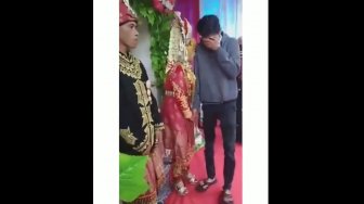 Pengantin Wanita Ambyar Dipelukan Mantan, Warganet: Suaminya Datar Banget!