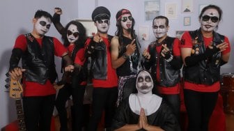 Grup musik Kuburan Band saat berada di Kantor Suara.com, Jakarta Selatan, Kamis (7/11). [Suara.com/Angga Budhiyanto]