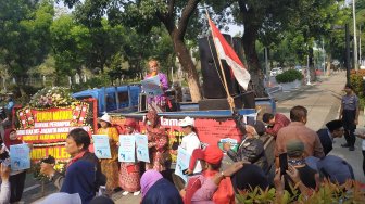 Protes Anggaran Janggal, Anies Didemo Emak-emak di Depan Balai Kota