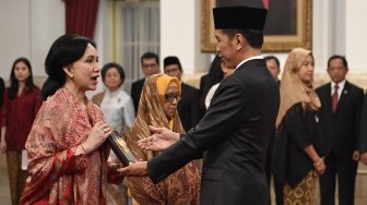 Presiden Joko Widodo (kanan) menyerahkan plakat anugerah gelar pahlawan nasional kepada ahli waris Prof Dr M Sardjito di Istana Negara, Jakarta, Jumat (8/11). [ANTARA FOTO/Puspa Perwitasari]
