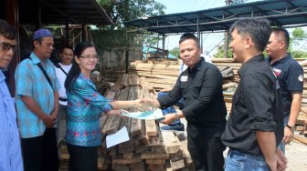 Kayu sitaan Balai Gakkum LHK Wilayah Sulawesi diserahkan ke lembaga sosial