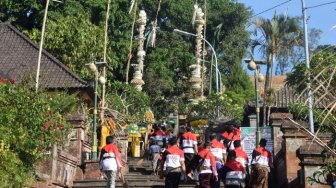 Polres Badung Gencarkan Jumat Bersih di Tempat Ibadah
