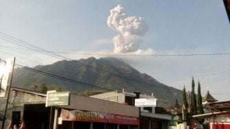 Embuskan Awan Panas Sabtu Pagi, Gunung Merapi Jadi Trending Topic Teratas