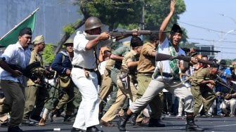 Peserta parade menampilkan aksi teatrikal pertempuran pejuang Indonesia melawan pasukan Inggris saat Parade Surabaya Juang di Jalan Tunjungan, Surabaya, Jawa Timur, Sabtu (9/11). [ANTARA FOTO/Zabur Karuru]