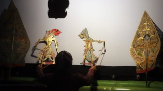 Kreatif! Dalang Bocah di Gresik Gelar Pentas Wayang Kulit  DiRumahAja