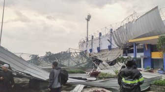 Atap Stadion Arcamanik Bandung Rusak Diterjang Angin Kencang