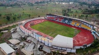 Foto udara Stadion sepak bola Sport Center Jabar yang ambruk di Arcamanik, Bandung, Jawa Barat, Sabtu (9/11). [ANTARA FOTO/Raisan Al Farisi]