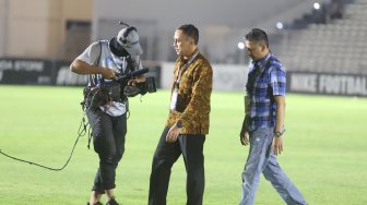 Ketua Umum PSSI Mochamad Iriawan saat menghadiri pertandingan Timnas Indonesia U-19 melawan timnas Hong Kong U-19 dalam laga babak kualifikai Grup K Piala Asia U-19 2020 di Stadion Madya Gelora Bung Karno, Jakarta, Jumat (9/11). [Suara.com/Arya Manggala]