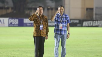 Ketua Umum PSSI Mochamad Iriawan saat menghadiri pertandingan Timnas Indonesia U-19 melawan timnas Hong Kong U-19 dalam laga babak kualifikai Grup K Piala Asia U-19 2020 di Stadion Madya Gelora Bung Karno, Jakarta, Jumat (9/11). [Suara.com/Arya Manggala]