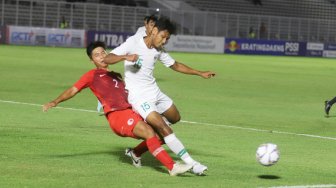 Pemain Timnas Indonesia U-19 Muhammad Salman Alfarid berebut bola dengan pemain timnas Hong Kong U-19 dalam laga babak kualifikasi Grup K Piala Asia U-19 2020 di Stadion Madya Gelora Bung Karno, Jakarta, Jumat (8/11). [Suara.com/Arya Manggala]