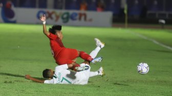 Pemain Timnas Indonesia U-19 Beckham Putra Nugraha berebut bola dengan pemain timnas Hong Kong U-19 dalam laga babak kualifikasi Grup K Piala Asia U-19 2020 di Stadion Madya Gelora Bung Karno, Jakarta, Jumat (8/11). [Suara.com/Arya Manggala]