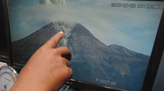 Petugas menunjukan rekaman CCTV letusan Gunung Merapi dari Pos Pengamat Gunung Merapi, Balerante, Kemalang, Klaten, Jawa Tengah, Sabtu (9/11). [ANTARA FOTO/Aloyisus Jarot Nugroho]