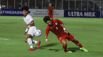 Pemain Timnas Indonesia U-19 Amiruddin Bagus Alfikri berebut bola dengan pemain timnas Hong Kong U-19 dalam laga babak kualifikasi Grup K Piala Asia U-19 2020 di Stadion Madya Gelora Bung Karno, Jakarta, Jumat (8/11). [Suara.com/Arya Manggala]