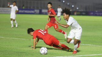 Pemain Timnas Indonesia U-19 Amiruddin Bagus Alfikri berusaha melewati pemain timnas Hong Kong U-19 dalam laga babak kualifikasi Grup K Piala Asia U-19 2020 di Stadion Madya Gelora Bung Karno, Jakarta, Jumat (8/11). [Suara.com/Arya Manggala]