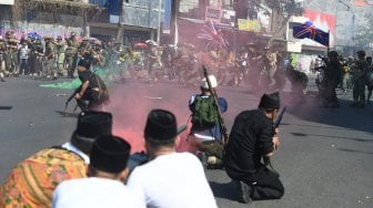 Peserta parade menampilkan aksi teatrikal pertempuran pejuang Indonesia melawan pasukan Inggris saat Parade Surabaya Juang di Jalan Tunjungan, Surabaya, Jawa Timur, Sabtu (9/11). [ANTARA FOTO/Zabur Karuru]