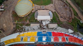 Foto udara Stadion sepak bola Sport Center Jabar yang ambruk di Arcamanik, Bandung, Jawa Barat, Sabtu (9/11). [ANTARA FOTO/Raisan Al Farisi]