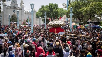 Abdi dalem Keraton Kasunanan Surakarta Hadiningrat mengarak gunungan menuju Masjid Agung pada perayaan Grebeg Sekaten 2019 di Solo, Jawa Tengah, Sabtu (9/11). [ANTARA FOTO/Mohammad Ayudha]