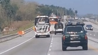 Kebut-Kebutan di Jalan Tol, Aksi Sopir Bus Ini Meresahkan Warga