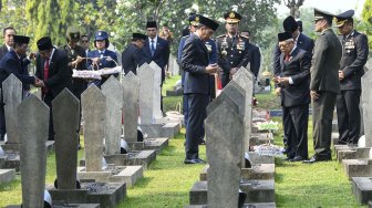 Presiden Joko Widodo (kedua kiri) bersama Wakil Presiden Ma'ruf Amin (kedua kanan) dan Menteri Sosial Juliari Batubara (kiri) berdoa bersama setelah melakukan tabur bunga usai Upacara Ziarah Nasional di Taman Makam Pahlawan Nasional Utama Kalibata, Jakarta, Minggu (10/11). [ANTARA FOTO/Galih Pradipta]