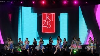 JKT48 saat tampil dalam konser Smartfren WOW Fest di Ecovention Ancol, Jakarta, Minggu (10/11).  [Suara.com/Angga Budhiyanto]