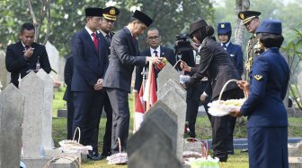 Presiden Joko Widodo (tengah) bersama Wakil Presiden Ma'ruf Amin (ketiga kanan) beserta sejumlah pimpinan lembaga negara melakukan tabur bunga seusai Upacara Ziarah Nasional di Taman Makam Pahlawan Nasional Utama Kalibata, Jakarta, Minggu (10/11). [ANTARA FOTO/Galih Pradipta]

