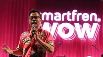 Deputy CEO Smartfren Djoko Tata Ibrahim memberi sambutan sebelum pengumuman pemenang Undian Smartfren WOW tahap kedua di Ecovention Ancol, Jakarta, Minggu (10/11). [Suara.com/Angga Budhiyanto]