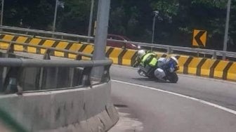 Polisi Kepergok Cornering Pakai Motor Patroli, Potretnya Picu Respons Kocak