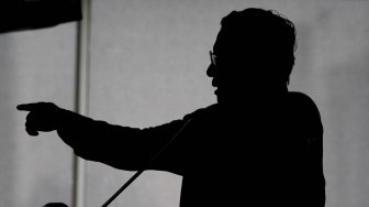 Menkopolhukam Mahfud MD memberikan pidato saat menghadiri acara syukuran dirinya yang terpilih menjadi Menkopolhukam di Kementerian Hukum da Ham, Jakarta, Minggu (10/11). [SUara.com/Oke Atmaja]