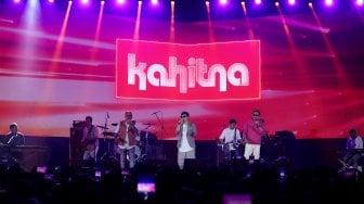 Grup musik Kahitna saat tampil dalam konser Smartfren WOW Fest di Ecovention Ancol, Jakarta, Minggu (10/11). [Suara.com/Angga Budhiyanto]