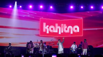 Grup musik Kahitna saat tampil dalam konser Smartfren WOW Fest di Ecovention Ancol, Jakarta, Minggu (10/11). [Suara.com/Angga Budhiyanto]