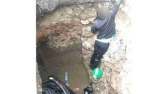 Viral Pengendara Ojol Terjerembab ke Lubang Galian, Sebabnya Pantang Ditiru