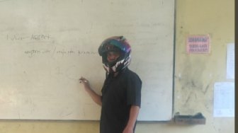 Takut Atap Kelas Roboh, Guru SMP Ini Mengajar Gunakan Helm Full Face