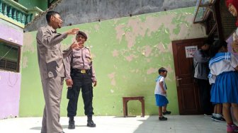 PAUD yang Dulu Diresmikan Jokowi Ambruk, Siswa Belajar di Luar