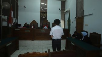Artis Jefri Nichol menjalani sidang vonis di Pengadilan Negeri Jakarta Selatan, Minggu (11/11). [Suara.com/Angga Budhiyanto]