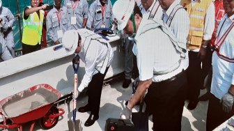 Pagi-pagi 4 Menteri Jokowi Ngecor Beton LRT Jabodebek