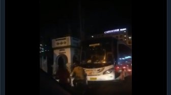 Nyaris Penuhi Jalan, Bus Pariwisata Parkir Sembarangan di Jembatan Yogya