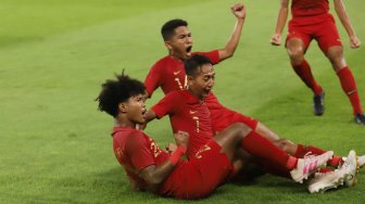 Pemain Timnas Indonesia U-19 melakukan selebrasi usai menuai hasil imbang melawan Korea Utara saat ajang Kualifikasi Piala Asia 2020 di Stadion Gelora Bung Karno, Jakarta, Minggu (10/11).[Suara.com/Angga Budhiyanto] 