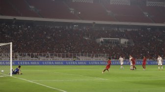Pemain Timnas Indonesia U-19 Bagus Alfikri sukses menjadi eksekutor dari titik putih saat ajang Kualifikasi Piala Asia 2020 melawan Korea Utara di Stadion Gelora Bung Karno, Jakarta, Minggu (10/11). [Suara.com/Angga Budhiyanto]  
