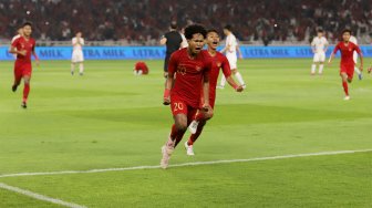 Pemain Timnas Indonesia U-19 melakukan selebrasi usai menuai hasil imbang melawan Korea Utara saat ajang Kualifikasi Piala Asia 2020 di Stadion Gelora Bung Karno, Jakarta, Minggu (10/11).[Suara.com/Angga Budhiyanto] 