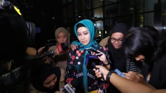 Kelar Diperiksa KPK, Istri Wali Kota Medan Cuma Nunduk Ketemu Wartawan